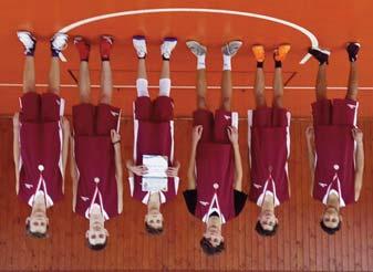 V tělocvičně si děti protáhly tělíčka při florbalu, kuželkách, hodech na koš, na laně či skocích z trampolíny. Po sportování jim přišlo vhod připravené občerstvení.