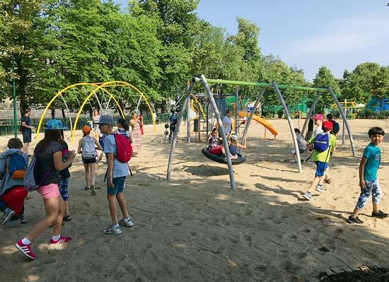 téma Více témat na www.nasepraha.cz Nejlepší dětská hřiště podle Naší Malé pískoviště, houpačka, prolézačka a klasická zeměkoule to už dnes rozhodně není standard, natož ideál dětského hřiště.
