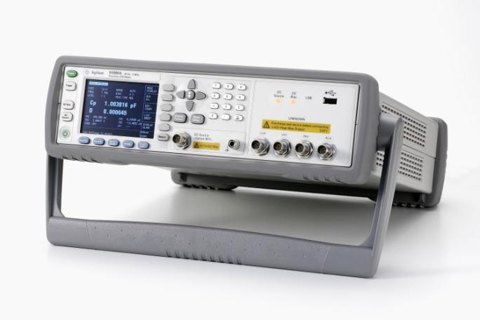 s automatickým vyvažováním. Přístroj umožňuje měřit kapacitu C x a ztrátový činitel tg v rozsahu 20 Hz až 2 MHz s přesností na 4 desetinná místa.