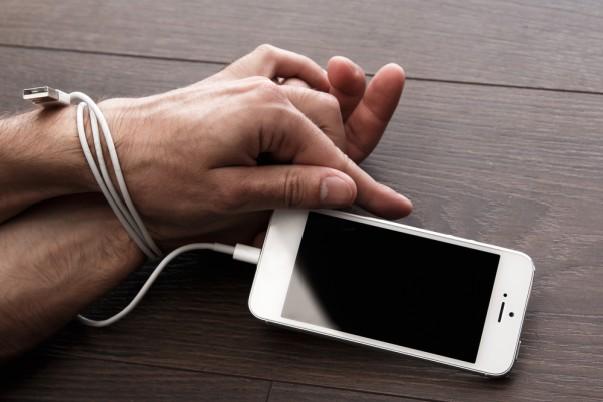 Příznaky: - Jste znepokojený nebo rozrušený, když nemáte mobil po ruce? - Saháte po telefonu hned po probuzení? - Trávíte čím dál více času na mobilním telefonu?