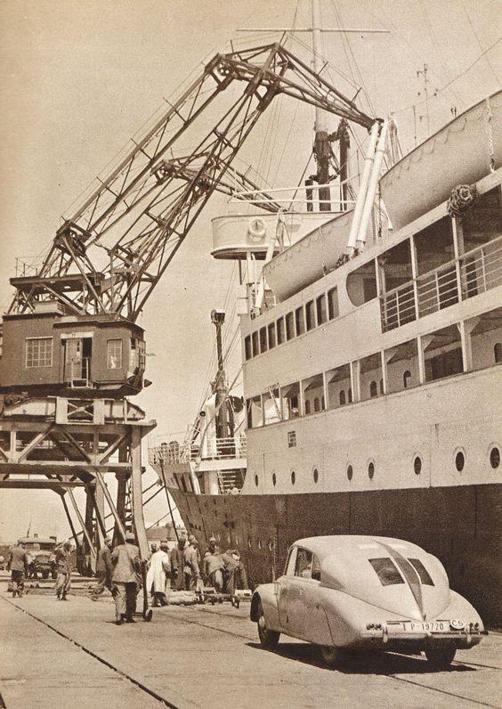 V roce 1947 mladí absolventi ekonomie vyrazili do Afriky s cílem objet svět. O tři a půl roku později byli už při návratu slavnými cestovateli, v ulicích Prahy jim mávali i kolemjdoucí.