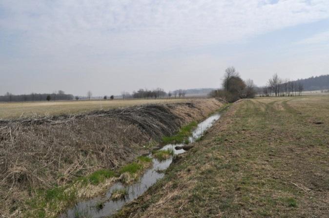 Z6b Nihlovský potok: Napřímené, stabilní a kapacitní koryto vodního toku, bez významných projevů