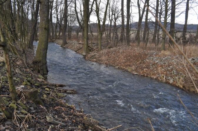 opevněný vodní tok ve volné krajině se stabilizací