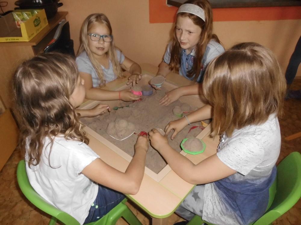 Informace z naší školy Jak ve školní družině pracujeme s chytrým stolem Chytrý stůl jsme získali díky projektu MAP ORP Podbořany, který realizuje MAS Vladař o.p.s. Valeč.