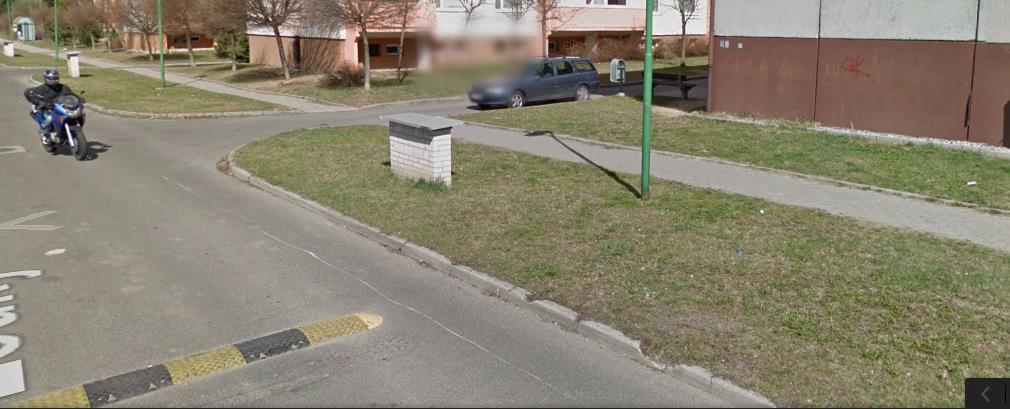 města, chybí jí výplně, je to otázka, kdy tam nějaké dítě spadne.