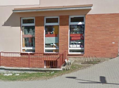 Zídka je po technické stránce v dobrém stavu, ale je potřeba vyměnit pletivo. 5. Bytový dům čp.