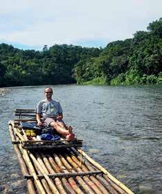 Včelaři na cestách Plavba na bambusových vorech po řece Rio Grande nedaleko města Port Antonio, oblast Portland Přiroda jako z Avataru - nezkrotná vegetace u vodopádů YS falls v oblasti St.