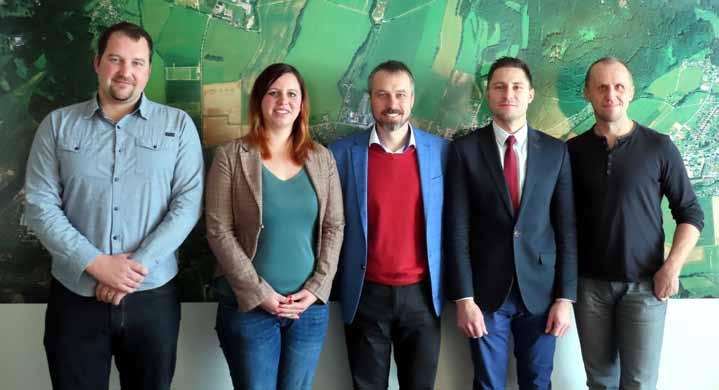 ledna byl vyhrazen pro 7. obecní ples. Dámy přišly v krásných večerních róbách, pánové v padnoucích oblecích a bylo vidět, že se všichni na večer těší.