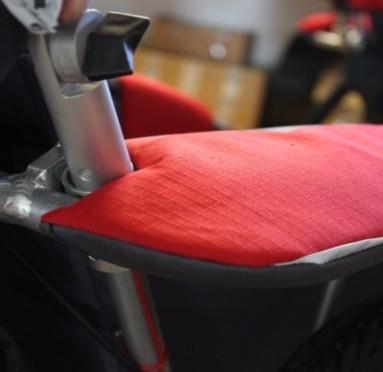Materiál nevyžaduje speciální údržbu, při čištění lze využít běžných čisticích prostředků.