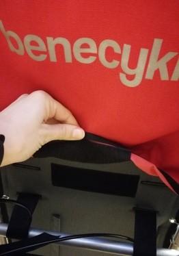 Konstrukci boudičky nasuňte do trubkové objímky v zadní části rámu kočárku (obr. 30). 2.