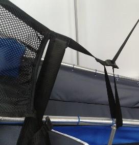 Instalace síťky: Připevněte plastovou výztuž ke spodní části kostry kočárku (mezi dvě svislé