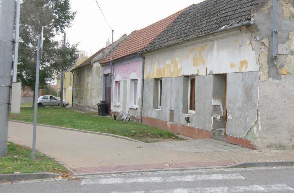 Jeho původ zůstává záhadou SENZACE Hroznýš královský spadl ze střechy přímo na chodník. Nikdo se k němu nehlásí A co si o tom myslíte vy? Napište nám! zpravy@ddk.