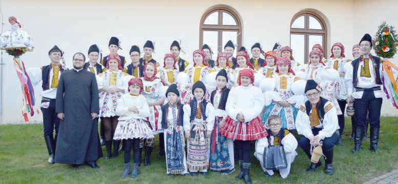 27 SLOVÁCKÉ CELEBRITY DOBRÉHO DNE Josef Niesner ze Salaše obhájil titul z předloňska Buchlovická stárka Adriana Cilečková s rodinou Koňaříkovi vypravili už druhou stárku TRADICE Chasa si poprvé