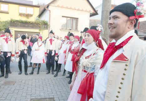 Z řad domácích se významné role ujala Eliška Koňaříková, kterou s právem v ruce doprovodil stárek Richard Bednařík ze Svárova. Pár tvoří nejen na hodech, ale i v životě.