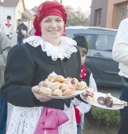 FOTO: PAS Přípitek břesteckých stárků Michala Smělíka s Barborou Preclíkovou a Martiny Daňhelové s Janem Škrabalem. FOTO: PAS Břestecká hodová chasa.