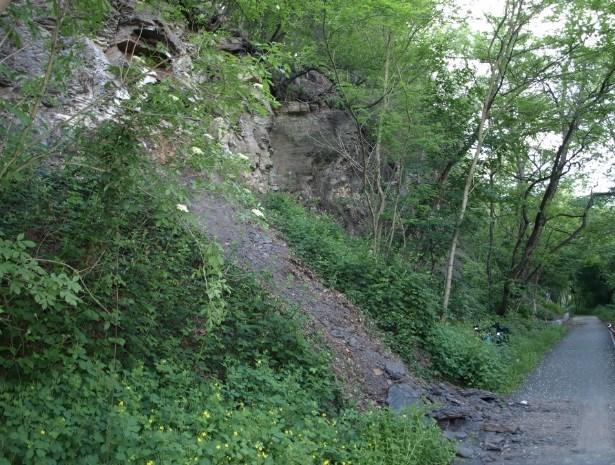 Dále byly zdokumentovány sesuvné projevy nad úrovní stezky, zejména ty, které by mohly ovlivnit chování svahu pod stezkou; např. přitížení povrchu svahu.