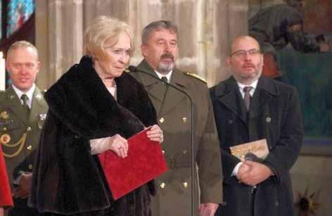 Pozvání paní Běly Gran Jensen přijala kromě žáků a pedagogů stonožkových škol celá řada významných hostů - místopředsedkyně a místopředseda Senátu Parlamentu ČR Miluše Horská a Jiří Oberfalzer,