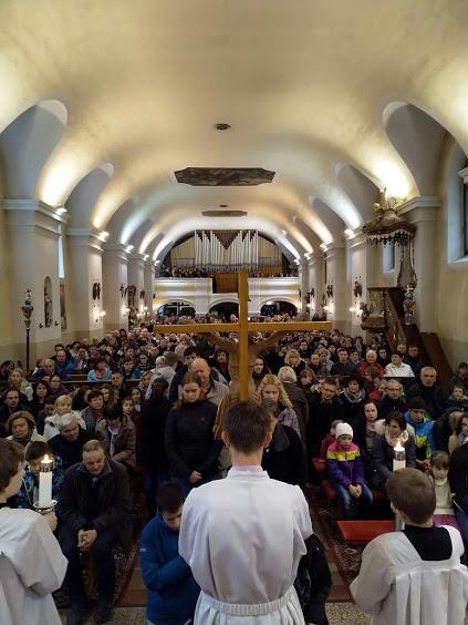 Při mši svaté, již v 10:00 posvětíme před kostelem ratolesti na památku slavného vjezdu Ježíše Krista do Jeruzaléma a v průvodu spolu s dětmi a ostatními věřícími vstoupíme do kostela.