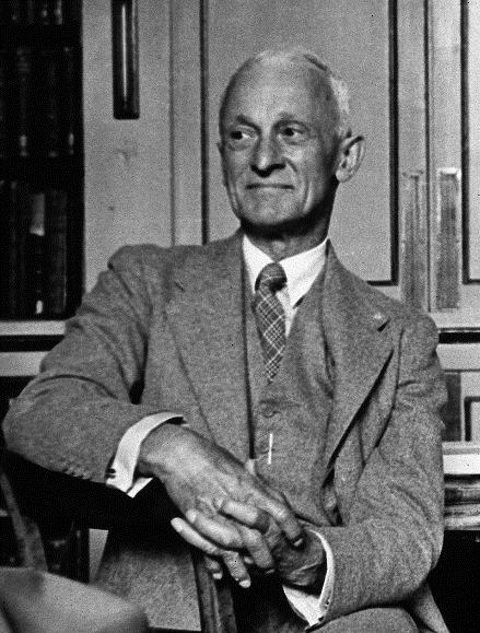 Harwey Williams Cushing (1869-1939) Americký neurochirurg 1912 popis ACTH dependentního pituitárního hyperkortisolismu,