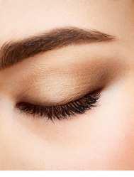 LOOK MAGICKOU BEZBARVOU ŘASENKOU Oční stíny v