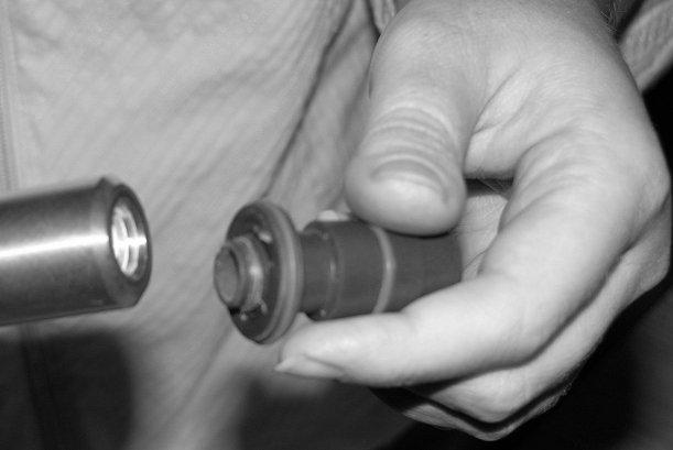 Podle potøeby mù ete sejmou matici trysky z matice, a to posunutím matice dopøedu a potom jejím od roubováním po smìru hodinových ruèièek. POZNÁMKA: Viz obr. 8.