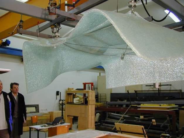 Navržená úprava spočívá ve vložení ochranného lanka pod skleněnou střešní desku.
