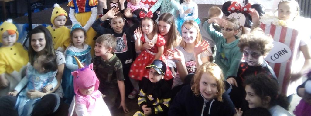 karneval, kterým provázel Mickey Mouse a Minnie.