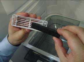 Do 01 Follow the same order to install the carbon odour filter onto its