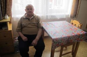 Miroslav Pan Miroslav prodělal dětskou mozkovou obrnu s postižením pravostranných končetin (není schopen si ukrojit pravou rukou ani chleba).