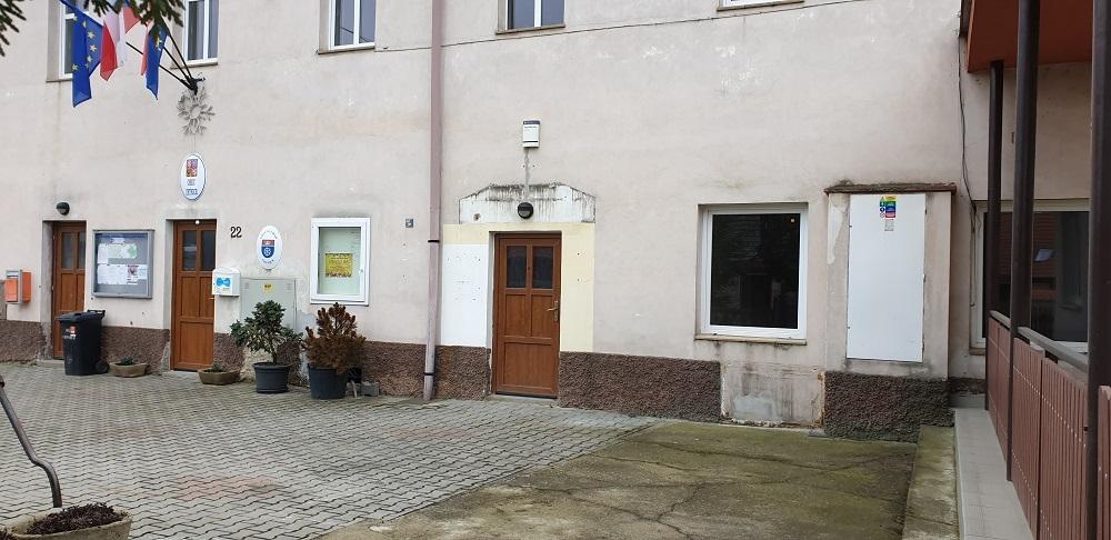 Popis budovy a prostor Prostory se nacházejí v původní zástavbě centra obce, v budově Obecního úřadu na adrese, Chýnice v samém centru obce u kapličky a autobusové zastávky autobusů příměstské