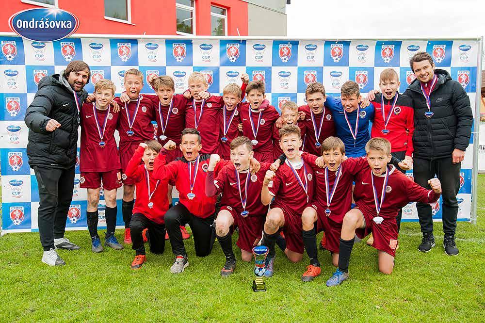 V Roudnici nad Labem svedlo krásné souboje 24 nejlepších týmů kategorie U13 a první vítěznou trofej získali mladí fotbalisté AC Sparta Praha, která v předchozí sezoně v konečném pořadí celý