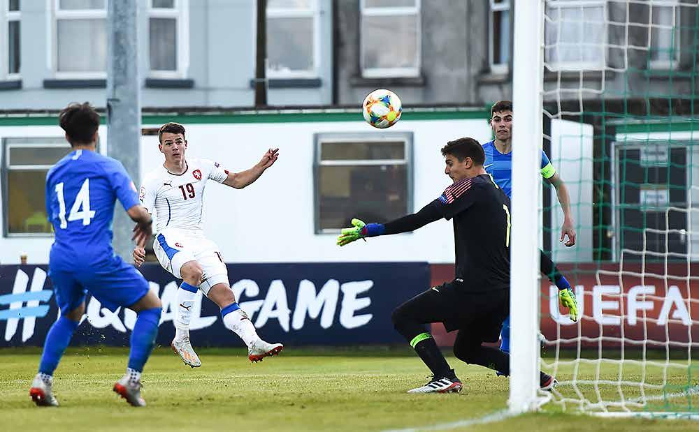 68 AKTUÁLNĚ AKTUÁLNĚ 69 ROZHODUJÍCÍ KROK K POSTUPU DO ČTVRTFINÁLE UDĚLALI ČEŠTÍ HRÁČI VÍTĚZSTVÍM 2:0 NAD ŘEKY. TAKÉ DRUHÝ MAČ VE SKUPINĚ S DOMÁCÍMI IRY SKONČIL REMÍZOU.