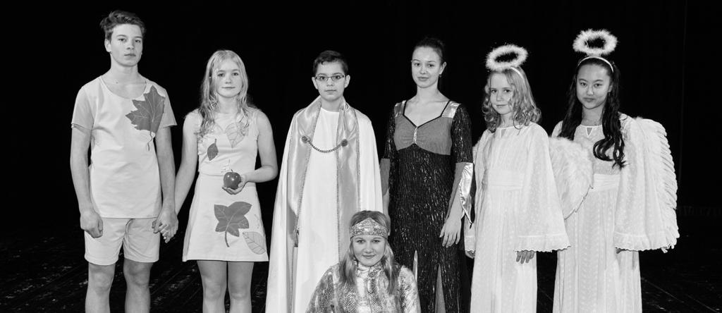 OKO zaostřuje na: Divadelní soubor ZUŠ Jičín Divadelní soubor ZUŠ Jičín tvoří třicet žáků literárně-dramatického oboru, pěti až šestnáctiletých.