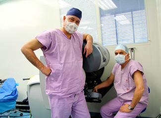ROBOTIKA V CHIRURGII Trvalá snaha zlepšit výsledky chirurgovy práce vedla k postupnému zavádění techniky do chirurgie nejprve absence rozsáhlého řezu pomocí laparoskopie a od té již nebylo daleko k