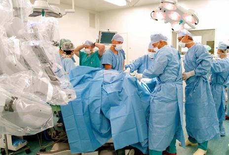 ROBOTIKA V OTORINOLARYNGOLOGII Zavedení robotické chirurgie do praxe v oboru otorinolaryngologie proběhlo v Masarykově nemocnici v roce 2008, kdy se stal obor ORL součástí centra robotické chirurgie,