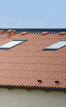 Větrání střešního pláště je realizováno hřebenem střechy. Kapacita větrání je dána profilem vlnité krytiny (pro A5 platí 250 cm 2 /bm).