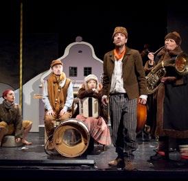 Programová činnost ŠKOLNÍ PŘEDSTAVENÍ Důležitou součástí dramaturgické práce je výchova mladých diváků.