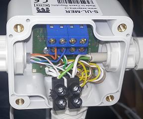 Napájení se zapojuje do konektorů NAP1 a NAP2 (nezáleží na tom kam). Při výměně baterií jsou hodiny reálného času zálohovány malým vnitřním akumulátorem.