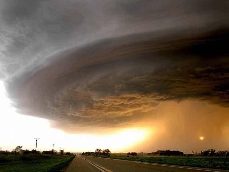 Microburst Opačný režim proudění vzduchu než u tornáda http://en.