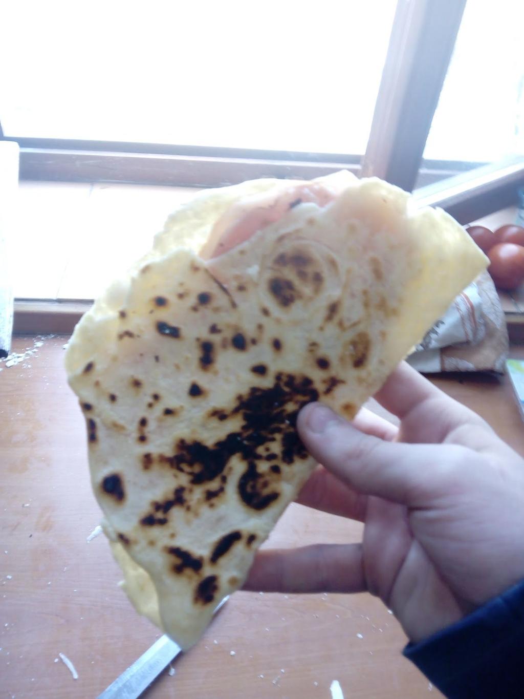 Přehlá tortilla s šunkou a sýrem 340g mouky Zarovnaná kávová lžička soli 70g oleje 120g vody Šunka Sýr Do misky nasypeme mouku a osolíme ji. Přiléváme olej a vodu.