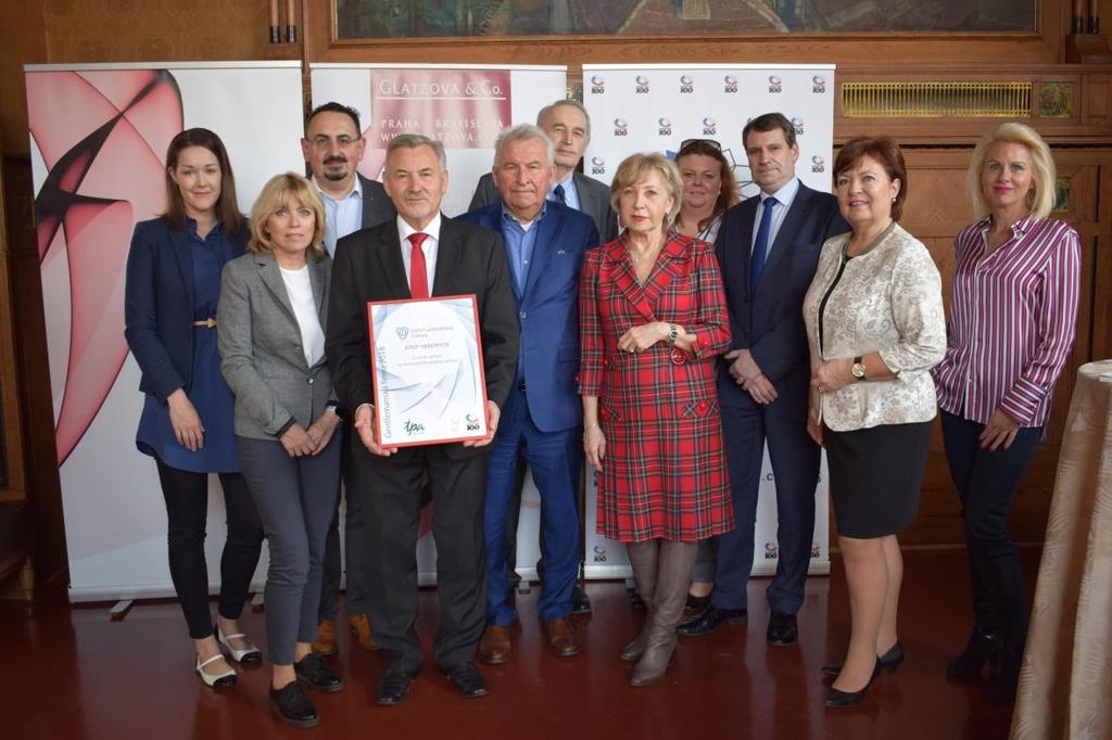 Zástupci výboru předali řediteli Rehabilitačního ústavu Kladruby Josefu Hendrychovi čestné uznání za mimořádnou osobní angažovanost.