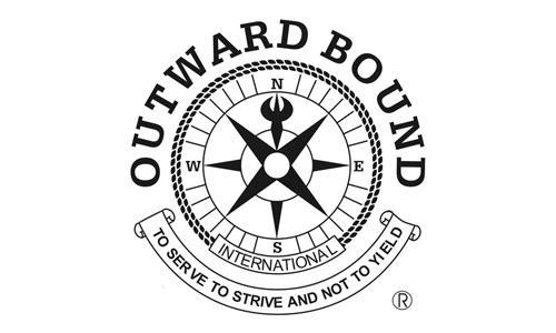 Specifika vyplývající z historie a prostředí Outward Bound (Kurt Hahn) Expediční pojetí Dlouhé kurzy Divočina sama působí PŠL a další organizace Důraz na atmosféru,