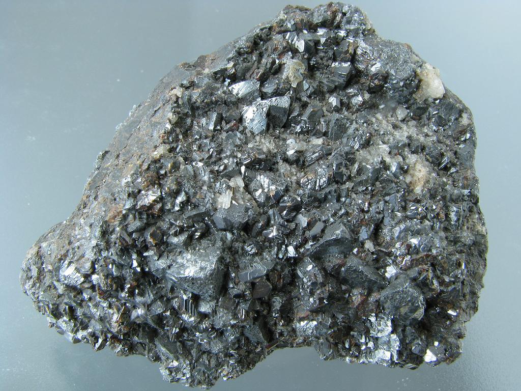 Bull mineral-petrolog Odd Nár Muz (Praha) 24, 1, 2016 ISSN 1211-0329 (print); 1804-6495 (online) 139 mogenní s průměrným obsahem Ag 497 (453-575) (2641-3057 hm %) a minimálním obsahem As (do 022 )