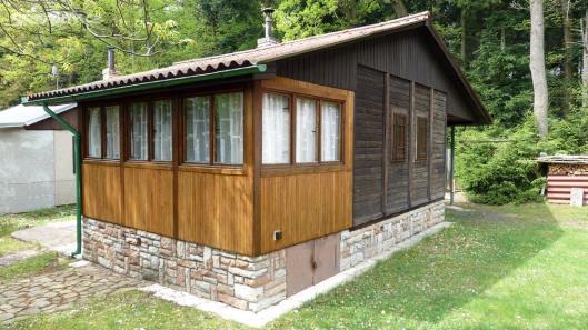 prostornou roubenou chatu poblíž obce Sedlecko cca 450 m od Berounky. Chata je dřevěná a částečně podsklepená. V přízemí se nachází dvě místnosti a veranda, v patře je místnost s balkonem.