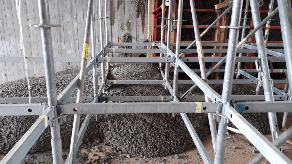 vrstvách a hutnit Sledovat beton v konstrukci