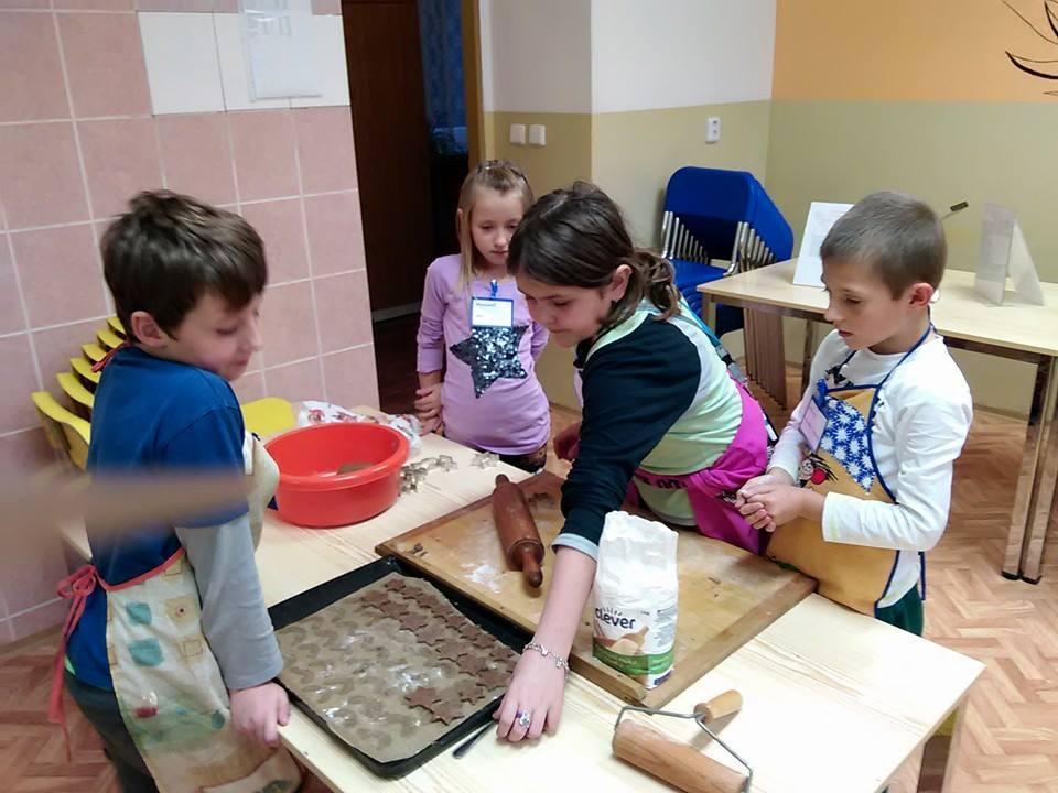 Akce v prosinci Ve škole probíhá prodejní výstava knih nakladatelství Svojtka. Knihy jsou vystaveny v 1. patře a vybírat si můžete zejména z titulů pro nejmenší děti. Akce končí začátkem prosince. 4.
