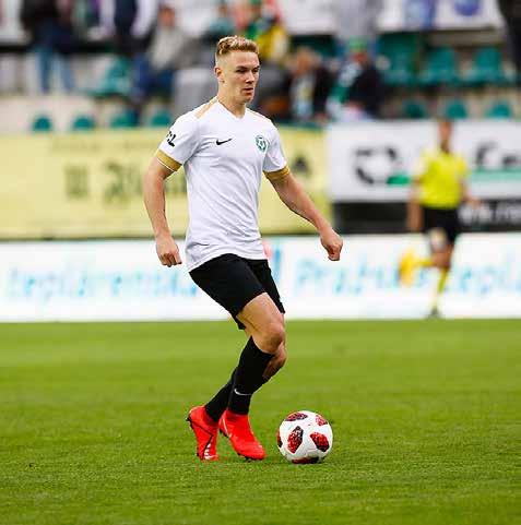 28 FORTUNA:LIGA FORTUNA:LIGA 29 SKUPINA O TITUL # MUŽSTVO Z V R P S B 1. Slavia Praha 34 25 5 4 77:25 80 2. Plzeň 34 24 5 5 56:31 77 3. Sparta Praha 34 20 6 8 58:31 66 4.