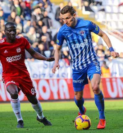 AKTUÁLNĚ 3 OBSAH Můj týden Jiří Kladrubský: Nechceme být ligovým otloukánkem!... 4 Aktuálně Po titulu i double?... 10 Rozhovor David Pavelka: Chybí mi evropské poháry!