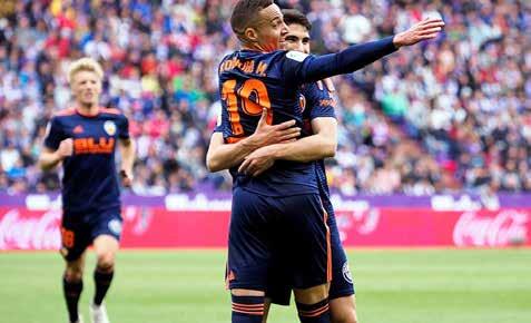 42 LA LIGA SERIE A 43 LA LIGA # MUŽSTVO Z V R P GÓLY B Valencie šanci nepustila Milánská válka o Ligu mistrů SERIE A # MUŽSTVO Z V R P GÓLY B 1. Barcelona 38 26 9 3 90:36 87 1.