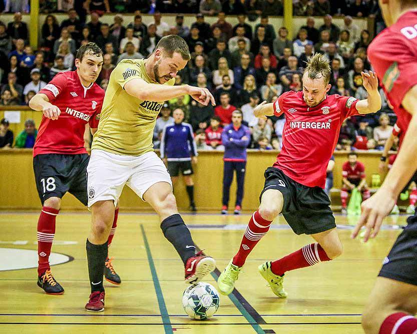 48 FUTSAL FUTSAL 49 Sparta skolila futsalového obra. O titul se utká s Teplicemi Foto: Ivana Hošková Foto: Ivana Hošková RADOST TIHOMIRA NOVAKA (VLEVO) A MICHALA SEIDLERA Z BRANKY NA 4:3.